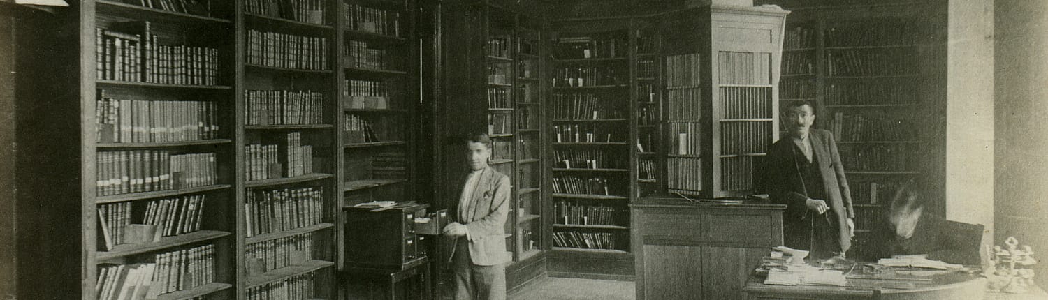 Tres hombres en una biblioteca, h. 1925